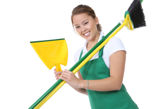 可愛的女仆用掃帚和清潔用品