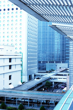 與辦公樓和橋在香港的城市景觀。