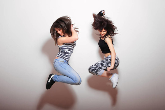 兩個(gè)漂亮女孩跳