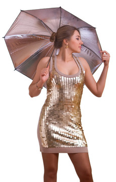 穿著金色連衣裙的婦女帶著一把銀傘