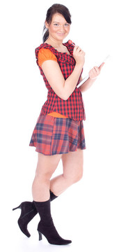 年輕漂亮的女人用棒棒糖保持剪貼板；全長
