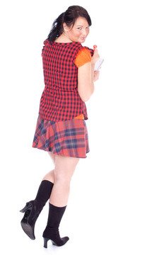 年輕漂亮的女人用棒棒糖保持剪貼板；全長