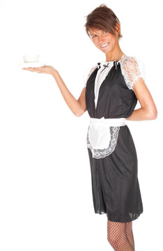 年輕的女服務(wù)員穿著復(fù)古的女服務(wù)員制服，帶著白色的杯子