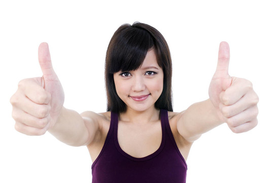 可愛的亞洲年輕女子豎起大拇指標(biāo)志