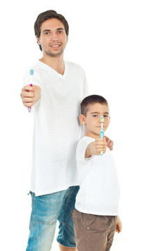 父親和兒子給牙刷