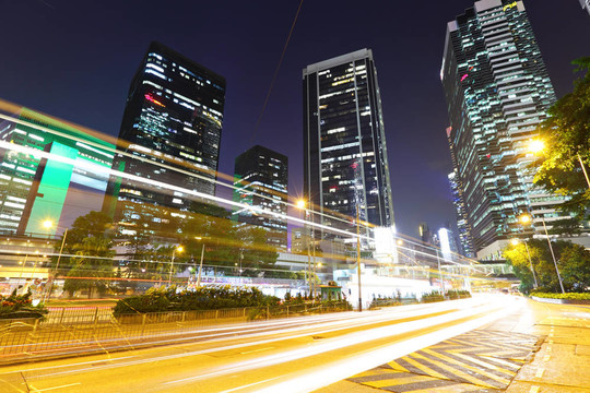 夜間穿過(guò)城市的交通