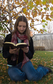 女孩讀書