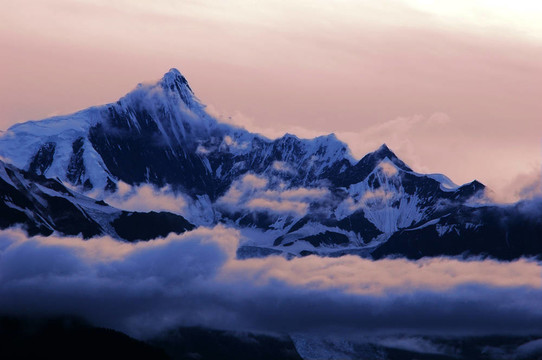 云中雪山