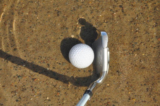 水危險中的Golf Ball和鐵