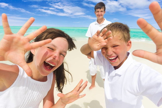 海灘上快樂的孩子們