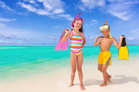 孩子們在海灘和浮潛