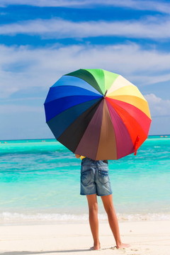 太阳伞在海滩上的孩子
