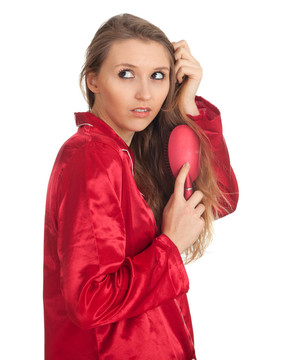 梳著紅色睡衣的女人梳頭發(fā)
