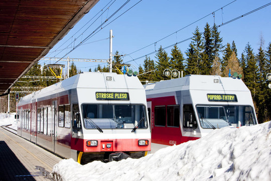 在strbske普萊索站電動汽車；Vysoke Tatry（高水）；斯洛伐克