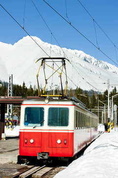 在strbske普萊索站電動汽車；Vysoke Tatry（高水）；斯洛伐克
