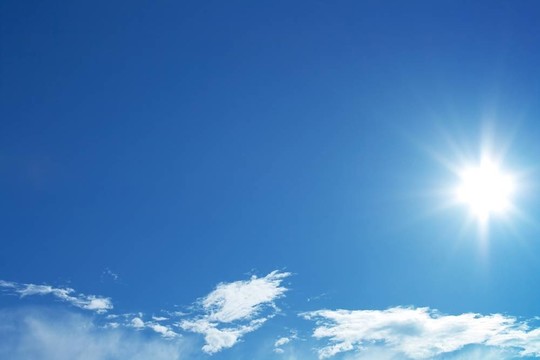 藍色天空中的太陽