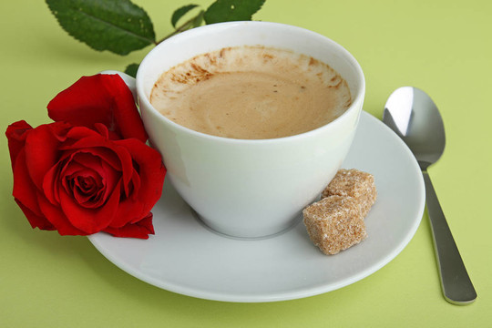 咖啡杯和玫瑰
