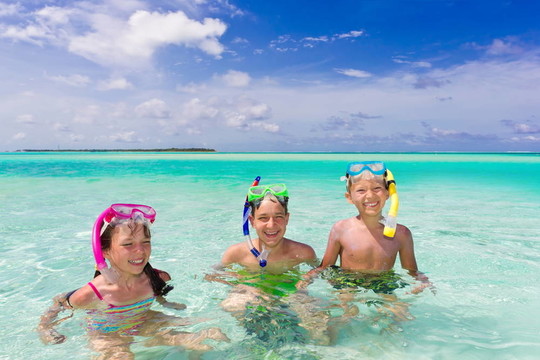 兒童在海上浮潛