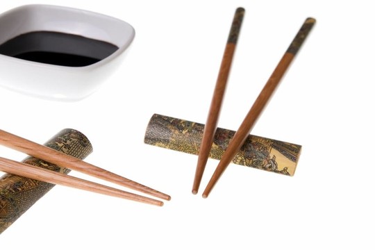 兩雙筷子和醬油