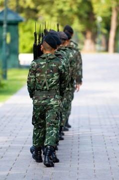 迷彩行軍中的士兵
