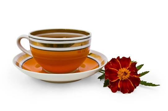 茶一杯橙色的金盞花