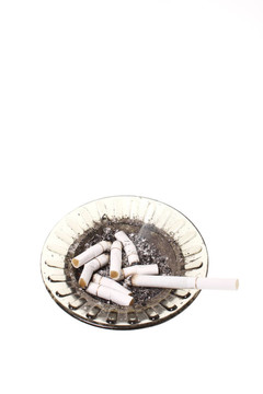 煙灰缸滿滿的煙蒂