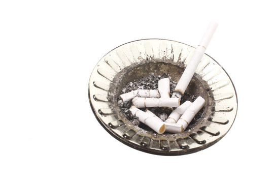 煙灰缸滿滿的煙蒂