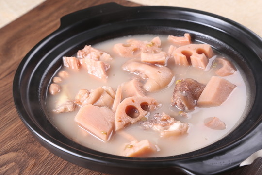蓮藕花生燉豬手