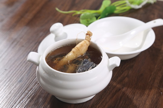 鮮人參燉烏雞湯