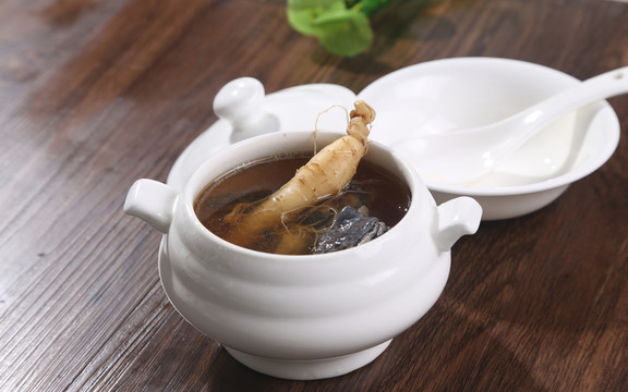 鮮人參燉烏雞湯