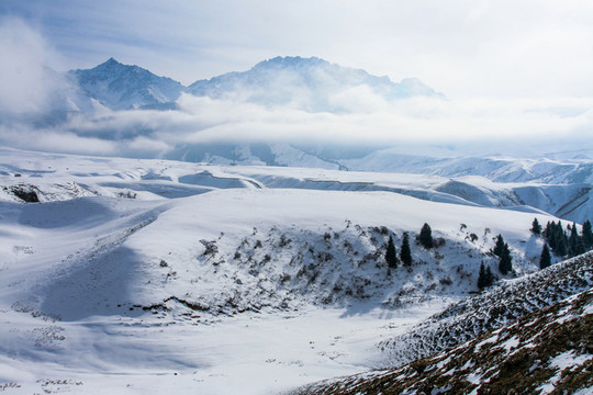 天山山脉积雪