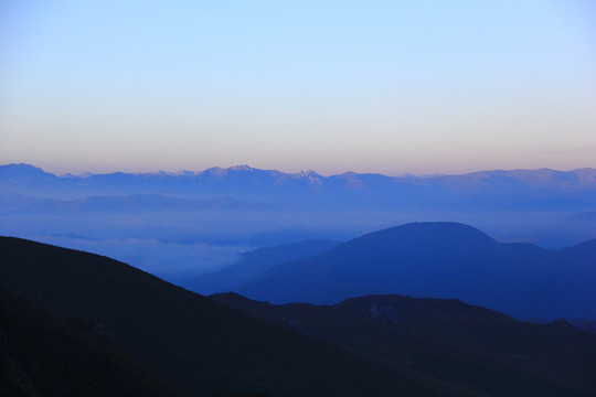 群山峻嶺