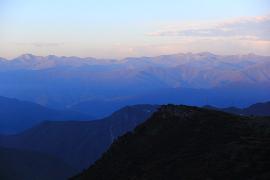 群山峻嶺