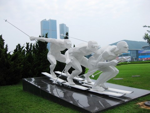 大連星海廣場(chǎng)滑雪雕塑