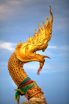 黃金蛇的雕像