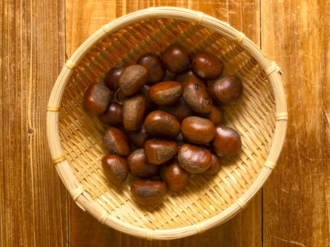 一籃子烤栗子的特寫