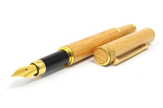 白色背景上的經(jīng)典棕色鋼筆