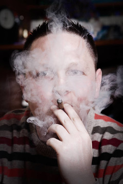 男人抽雪茄