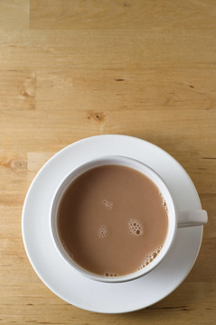 木桌上的一杯茶