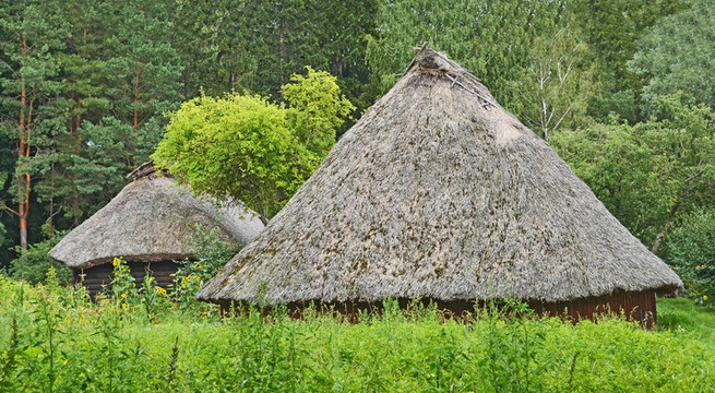 古代傳統(tǒng)烏克蘭農(nóng)村谷倉用稻草屋頂