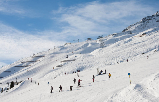 在Solden的滑雪勝地的斜坡。奧地利