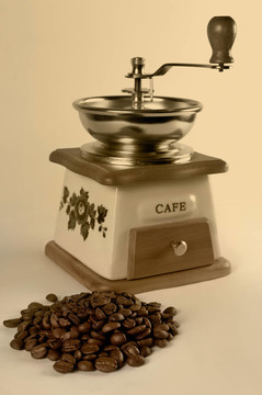 咖啡研磨机和一堆咖啡豆