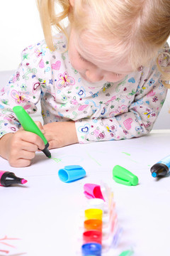 小孩子畫畫