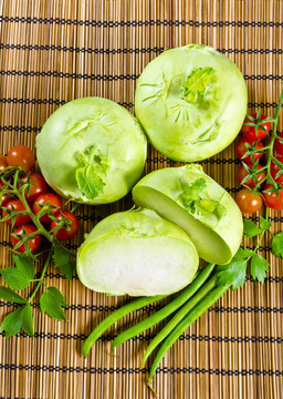 Kohlrabi；西紅柿、小豌豆