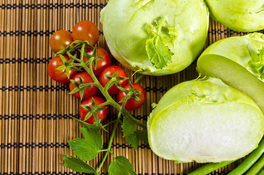 Kohlrabi；西紅柿、小豌豆