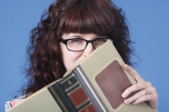 可愛的女人與書