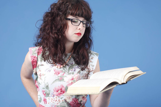可愛的女人與書