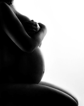 孕婦剪影。身體護理。側(cè)視圖。在白。
