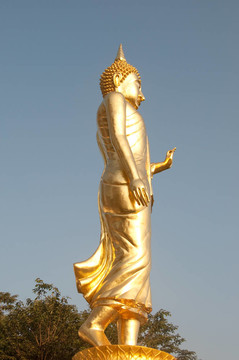美麗的金色佛像在北部；泰國。