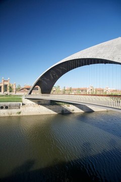 在Manzanares河人行橋